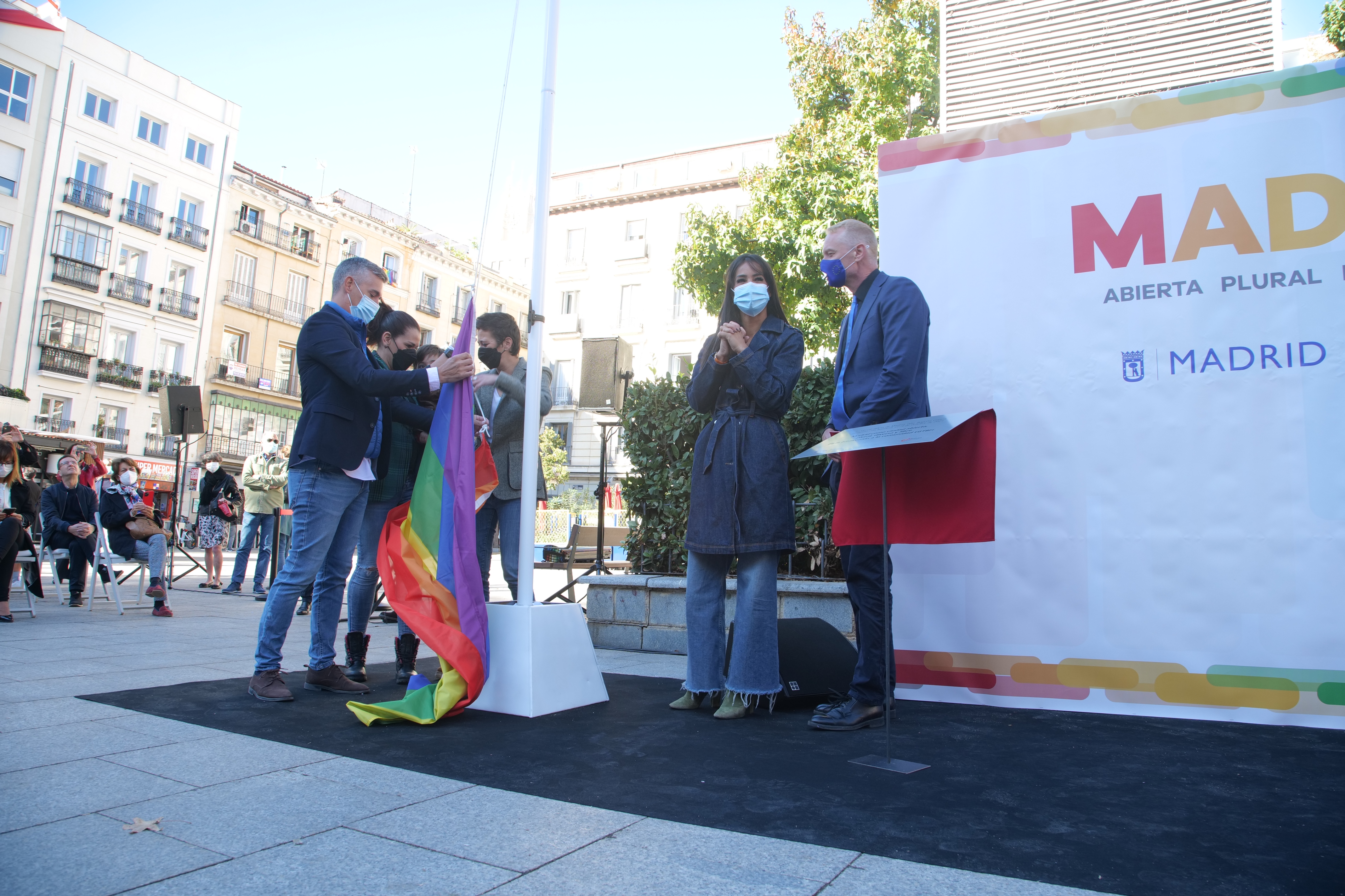 Bego&ntilde;a Villac&iacute;s, vicealcaldesa de Madrid, en el izado de la bandera LGTBI